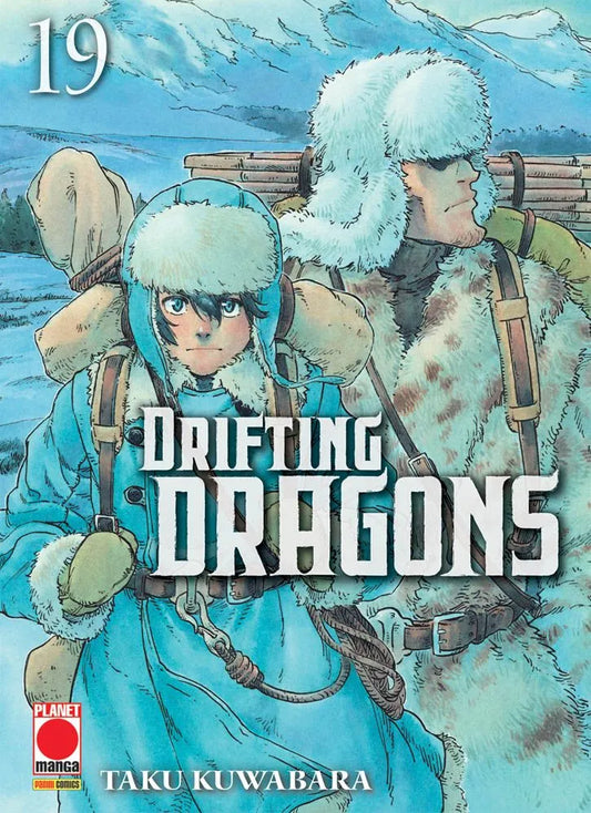 Copertina del manga Drifting Dragons Vol. 19; illustrazione dallo stile pittorico che mostra due personaggi, un ragazzo e un uomo più maturo, in marcia in un paesaggio innevato. Indossano pesanti cappotti invernali azzurri, grandi cappelli di pelo bianco e trasportano zaini ed equipaggiamento da montagna.