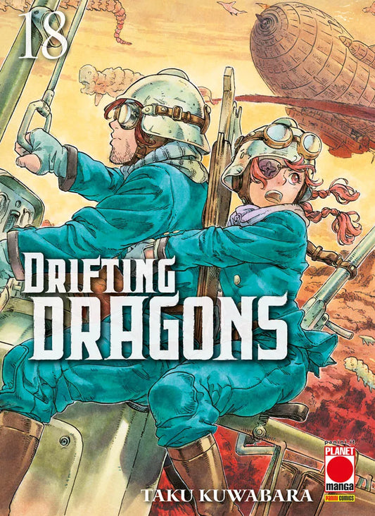 Copertina del manga Drifting Dragons volume 18. In primo piano, due personaggi in tenuta da aviatori (tute verde acqua, elmetti, occhialoni e stivali marroni) guidano un velivolo aereo in un cielo dalle calde tinte arancio-gialle. A sinistra un uomo con la barba, a destra una ragazza con le trecce e una benda sull'occhio che guarda sorpresa verso l'alto. Sullo sfondo si stagliano un gigantesco dirigibile e diverse creature volanti. Il titolo "DRIFTING DRAGONS" campeggia al centro a grandi lettere bianche. I