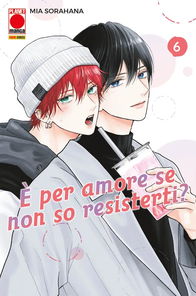Copertina del sesto volume del manga È Per Amore Se Non So Resisterti? di Mia Sorahana. L'illustrazione ravvicinata mostra due ragazzi: sulla sinistra un giovane con corti capelli rossi, un berretto a cuffia bianco e orecchini guarda di lato con un'espressione sorpresa, mentre si appoggia a un ragazzo sulla destra con capelli neri e intensi occhi azzurri, vestito con un cappotto chiaro e un dolcevita nero, intento a tenere in mano un bicchiere trasparente con una bevanda rosa alle fragole.