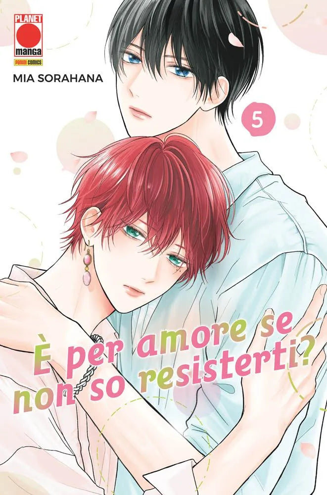 Copertina del manga È per amore se non so resisterti? Vol. 5, dell'autrice Mia Sorahana edito da Panini Planet Manga. L'illustrazione, dai colori tenui e sognanti, mostra due affascinanti ragazzi stretti in un dolce e tenero abbraccio. Il ragazzo in primo piano ha mossi capelli rosso acceso, occhi verdi e indossa degli orecchini pendenti rosa; poggia dolcemente il capo sul petto dell'altro. Il ragazzo dietro di lui, che lo abbraccia in modo protettivo, ha i capelli neri lisci e profondi occhi azzurri. Lo sf