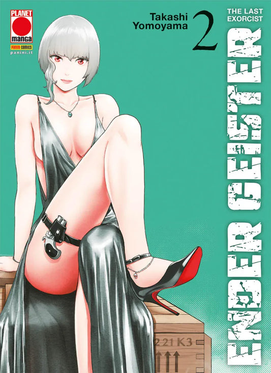 Copertina di Ender Geister - The Last Exorcist Vol. 2 (Panini Planet Manga). Una donna con capelli corti argentei e occhi rossi indossa un abito lungo di seta grigia con uno spacco profondo, rivelando una pistola legata alla coscia. Siede su casse di legno su uno sfondo verde acqua.