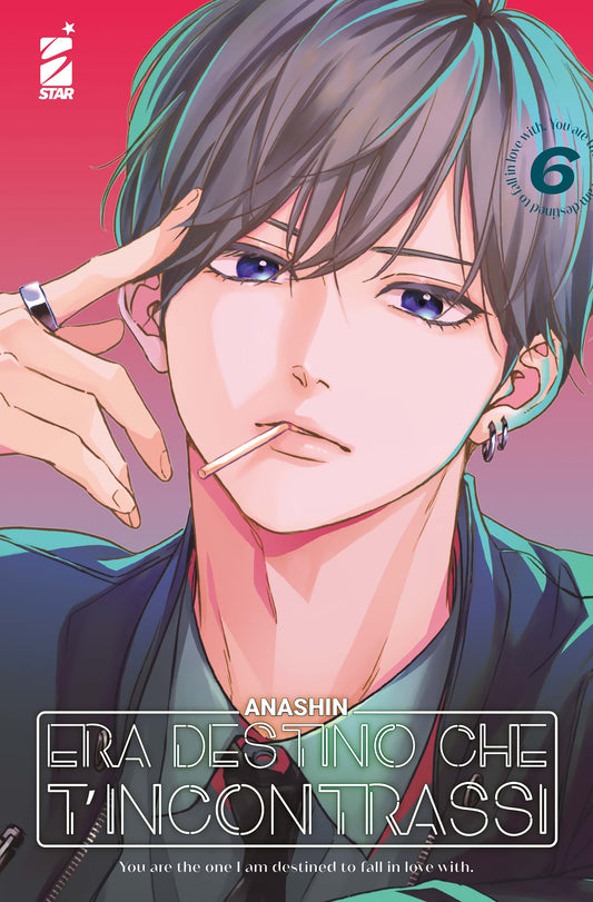 Copertina del manga Era Destino Che T'incontrassi volume 6. Illustrazione in primo piano di un affascinante ragazzo dai capelli scuri con un bastoncino in bocca e piercing alle orecchie, su sfondo rosa.