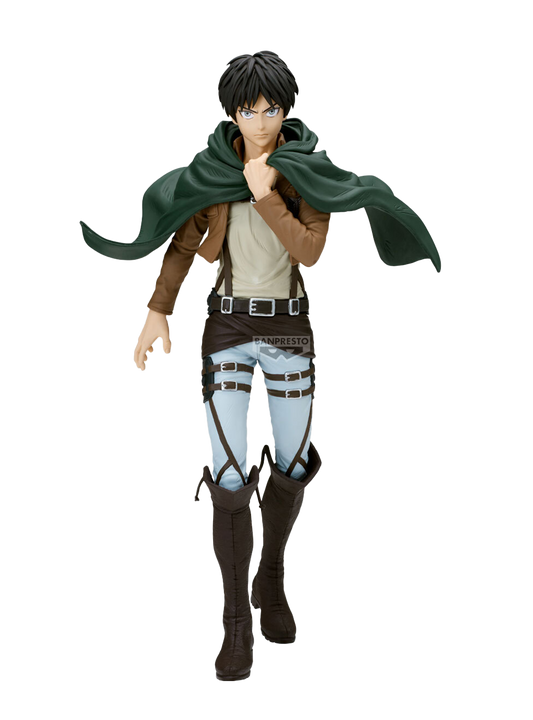 Figure da collezione di Eren Yeager dalla serie anime L'Attacco dei Giganti, appartenente alla linea Grandista prodotta da Banpresto, isolata su sfondo bianco. Eren cammina in avanti con un'espressione seria e determinata, tenendo con la mano sinistra il bavero del suo mantello verde scuro del Corpo di Ricerca che svolazza drammaticamente dietro di lui. Indossa la divisa militare standard: giacca corta marrone, camicia chiara, pantaloni chiari con un intricato sistema di cinghie di cuoio scuro.