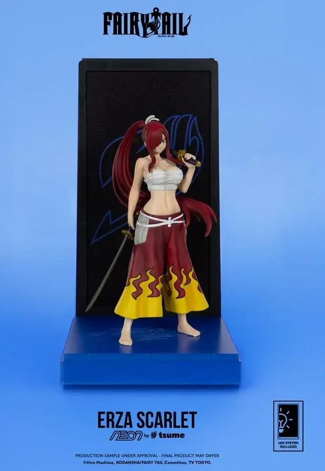 Figura espositiva di Erza Scarlet da Fairy Tail per la linea Neon di Tsume Art. La statua ritrae Erza con lunghi capelli rossi legati, top a fascia bianca e pantaloni hakama rossi e gialli con decorazioni a fiamma mentre impugna una katana, collocata all'interno di un box espositivo nero con base illuminata a LED azzurri e sfondo con il simbolo brillante della gilda Fairy Tail.
