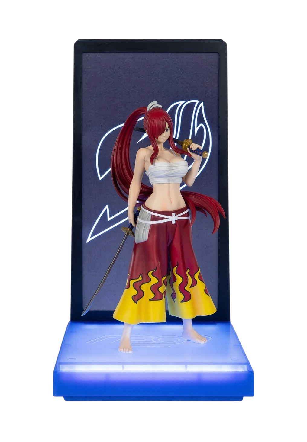 Figura espositiva di Erza Scarlet da Fairy Tail per la linea Neon di Tsume Art. La statua ritrae Erza con lunghi capelli rossi legati, top a fascia bianca e pantaloni hakama rossi e gialli con decorazioni a fiamma mentre impugna una katana, collocata all'interno di un box espositivo nero con base illuminata a LED azzurri e sfondo con il simbolo brillante della gilda Fairy Tail.