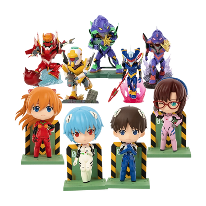 Panoramica della serie di blind box da collezione Evangelion Series Figures Vol. 1 prodotta da Funism. L'immagine mostra in basso le figure chibi dei piloti Rei Ayanami, Shinji Ikari, Asuka Langley e Mari Makinami su basi NERV, mentre in alto figurano le Unità mecha EVA (EVA-01, Mark.06, EVA-01 Risvegliato Secret, EVA-02 ed EVA-00) posizionate su basi scenografiche con container ed effetti speciali.