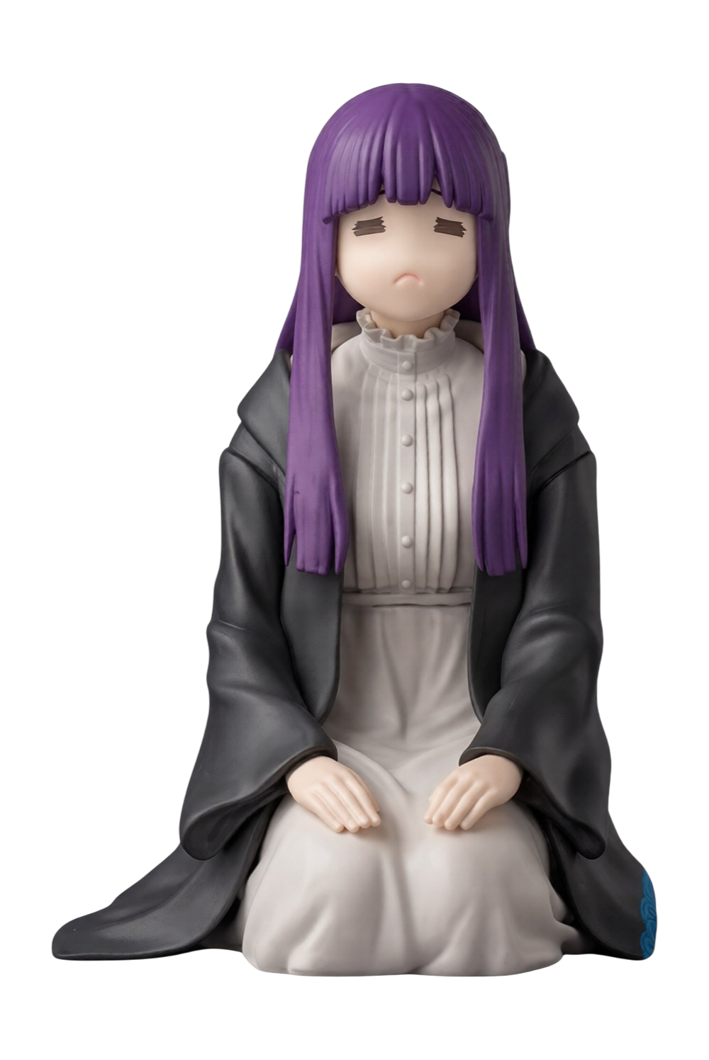 Statua da collezione PM Perching di Fern Binding Spell Ver. prodotta da SEGA per Frieren: Beyond The Journey's End su sfondo nero. L'illustrazione ritrae la giovane maga Fern con lunghi capelli viola e frangia, seduta in ginocchio in una posa immobile con abiti bianchi sotto un mantello scuro, con le mani sul grembo e un'espressione imbronciata con gli occhi stilizzati a trattino.