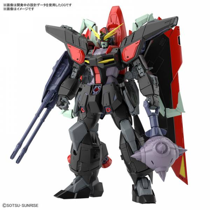 Il model kit assemblato del FM 1/100 Raider Gundam in posa statica frontale, con la sua armatura nera e rossa, le grandi ali ripiegate sulla schiena e il martello Mjolnir in mano.
