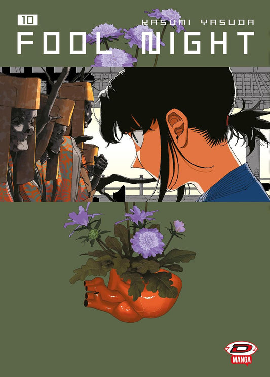 Copertina del decimo volume in italiano del manga distopico 'Fool Night' di Kasumi Yasuda, edito da Dynit Manga. La parte superiore dell'illustrazione mostra di profilo un personaggio dai capelli scuri legati che osserva delle inquietanti figure rituali con strutture in legno sulla testa; la parte inferiore presenta una pianta dai fiori viola che cresce da un vaso a forma di cuore umano su sfondo verde.