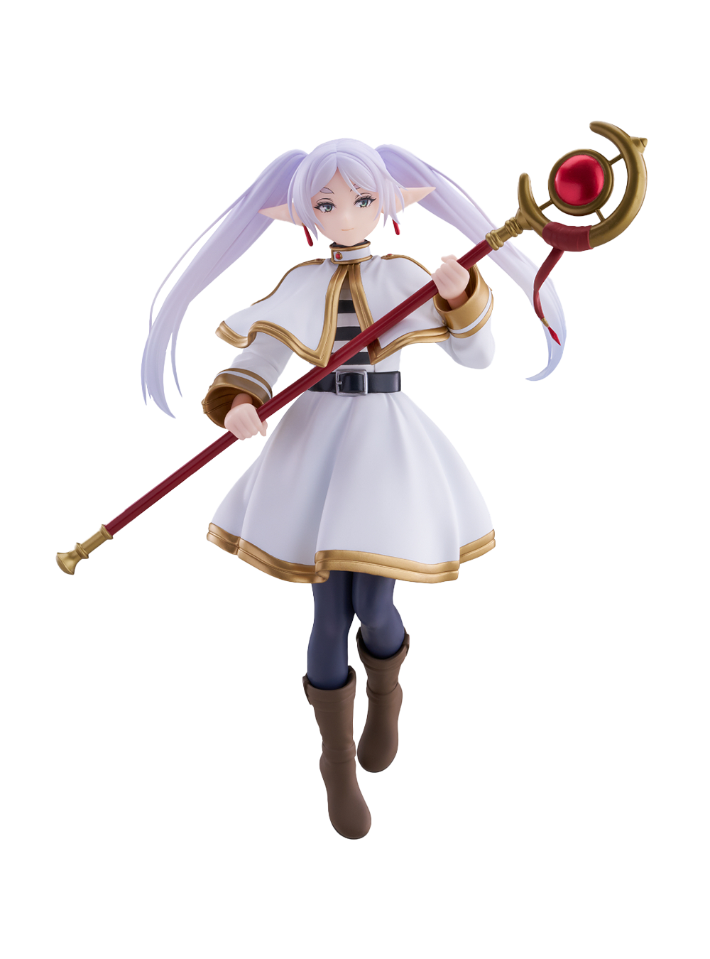 Figure da collezione di Frieren dalla serie anime Frieren: Beyond Journey's End, appartenente alla linea Grandista, isolata su sfondo bianco. L'elfa, caratterizzata da lunghi capelli bianchi legati in due code e lunghe orecchie appuntite con orecchini rossi, è raffigurata in cammino con un'espressione tranquilla e posata. Indossa un abito bianco a campana con bordi dorati, una mantellina chiara, una cintura nera, calze scure e stivaletti marroni. Trasporta trasversalmente il suo lungo bastone magico dorato.