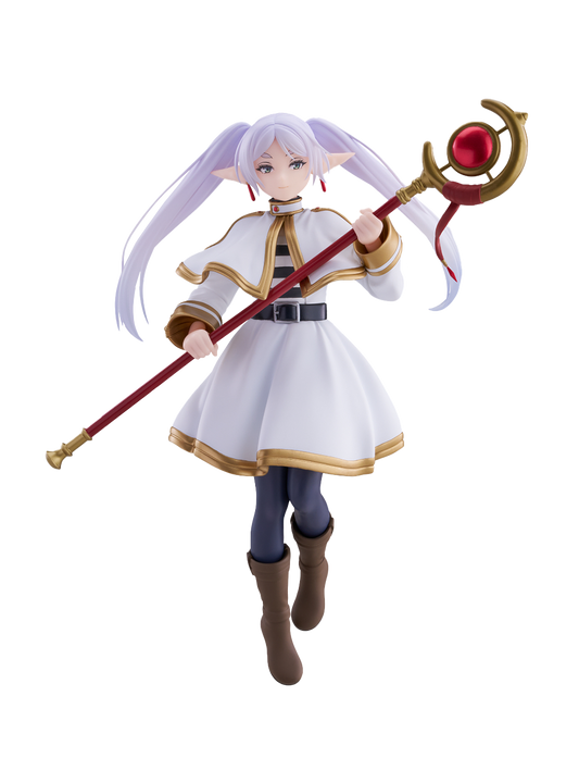 Figure da collezione di Frieren dalla serie anime Frieren: Beyond Journey's End, appartenente alla linea Grandista, isolata su sfondo bianco. L'elfa, caratterizzata da lunghi capelli bianchi legati in due code e lunghe orecchie appuntite con orecchini rossi, è raffigurata in cammino con un'espressione tranquilla e posata. Indossa un abito bianco a campana con bordi dorati, una mantellina chiara, una cintura nera, calze scure e stivaletti marroni. Trasporta trasversalmente il suo lungo bastone magico dorato.