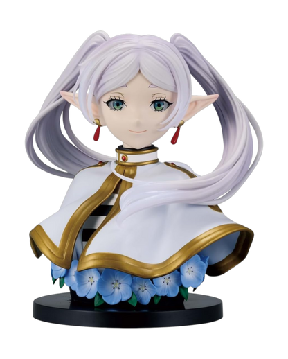 Busto da collezione di Frieren alto 20 cm dall'anime Frieren: Beyond Journey's End, prodotto da Banpresto per la linea Ichibansho. La scultura raffigura il mezzo busto della maga elfa sorridente con capelli argentati fluttuanti, orecchini rossi e abito bianco rifinito in oro, adagiato su una base decorata con fiori blu su supporto nero.