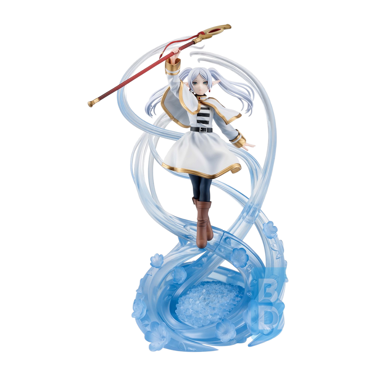 Statua da collezione Ichibansho di Frieren alta 27 cm dall'anime Frieren: Beyond Journey's End, prodotta da Banpresto. L'immagine mostra la maga elfa in veste classica con il suo bastone da incantatrice e abiti dettagliati nei toni del bianco e oro.