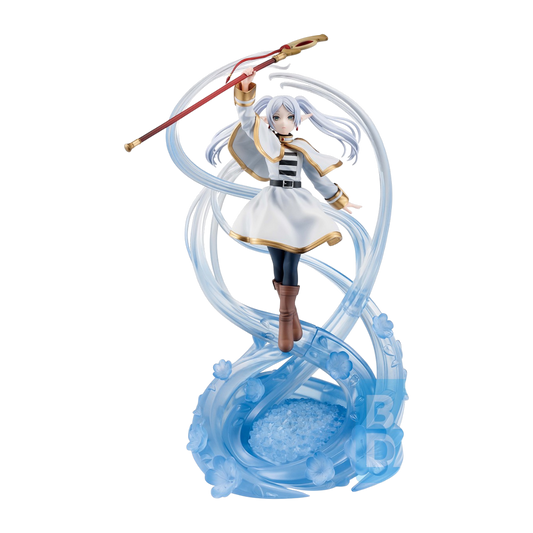 Statua da collezione Ichibansho di Frieren alta 27 cm dall'anime Frieren: Beyond Journey's End, prodotta da Banpresto. L'immagine mostra la maga elfa in veste classica con il suo bastone da incantatrice e abiti dettagliati nei toni del bianco e oro.