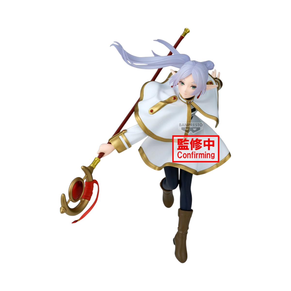 Figura da collezione di Frieren alta 20 cm dall'anime 'Frieren: Beyond Journey's End', prodotta da Banpresto per la linea Maximatic. La statua mostra la maga elfa in una posa d'attacco dinamica mentre impugna il suo bastone dorato con gemma e nastro rosso, indossando il classico abito bianco con dettagli dorati e mantellina fluttuante nel vento.