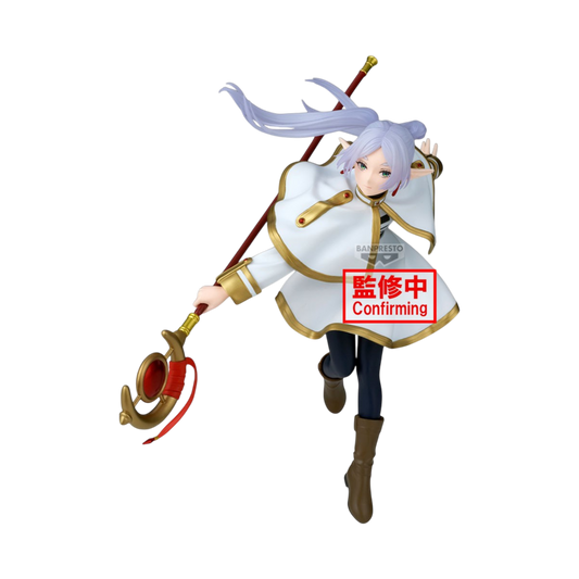 Figura da collezione di Frieren alta 20 cm dall'anime 'Frieren: Beyond Journey's End', prodotta da Banpresto per la linea Maximatic. La statua mostra la maga elfa in una posa d'attacco dinamica mentre impugna il suo bastone dorato con gemma e nastro rosso, indossando il classico abito bianco con dettagli dorati e mantellina fluttuante nel vento.