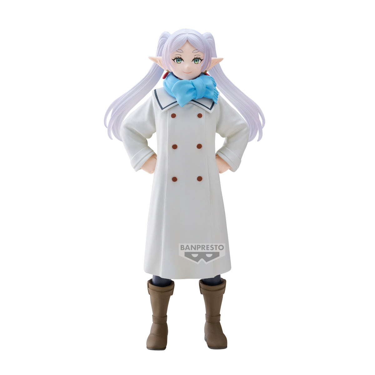La figure di Frieren (Banpresto) in piedi su sfondo bianco, indossa il suo lungo cappotto bianco e la sciarpa azzurra, con le mani sui fianchi e un'espressione fiduciosa.