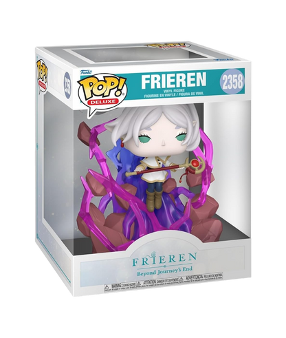 Scatola originale del Funko POP! Deluxe numero 2358 raffigurante Frieren dall'anime Frieren: Beyond Journey's End. La figure all'interno mostra la maga elfa che stringe il suo bastone, circondata da spettacolari fiammate di energia magica viola traslucida e frammenti di roccia.