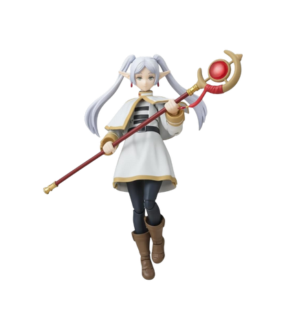 Action figure snodata del personaggio Frieren dalla serie anime Frieren: Beyond Journey's End. L'elfa dai capelli bianchi a due codini è ritratta in una posa fluttuante dinamica, indossa il suo tipico abito bianco con dettagli dorati e impugna saldamente a due mani il suo bastone magico con la grande gemma rossa.