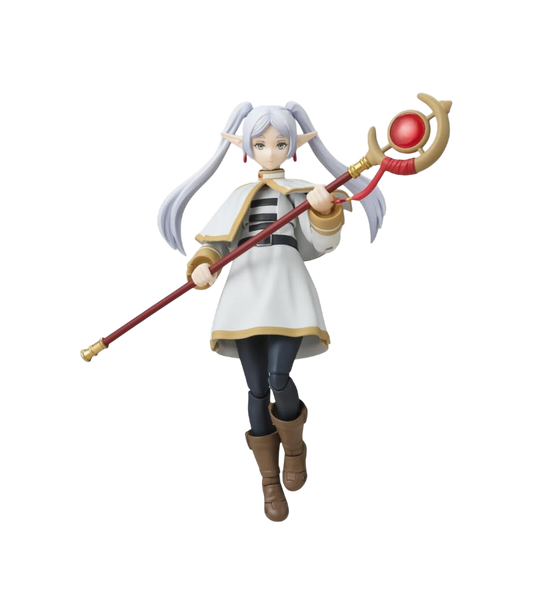 Action figure snodata del personaggio Frieren dalla serie anime Frieren: Beyond Journey's End. L'elfa dai capelli bianchi a due codini è ritratta in una posa fluttuante dinamica, indossa il suo tipico abito bianco con dettagli dorati e impugna saldamente a due mani il suo bastone magico con la grande gemma rossa.