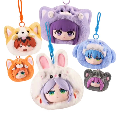 Un espositore azzurro con le scatole misteriose e sei diversi peluche portachiavi della linea Frieren - The Animal Party Vinyl Plush su sfondo bianco. Ogni peluche riproduce la testa di un personaggio in vinile con un cappuccio di peluche animale e un laccetto coordinato: Frieren ha un cappuccio da coniglio bianco, Fern uno viola da gatto, Stark da corgi giallo e Himmel da squalo azzurro. In basso compaiono i crediti e il logo Crunchyroll.