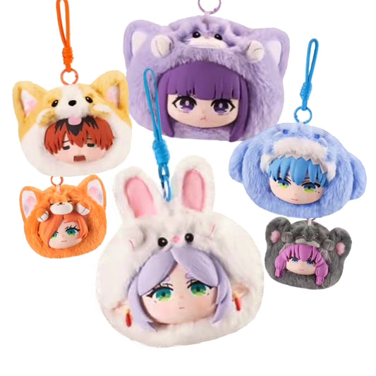 Un espositore azzurro con le scatole misteriose e sei diversi peluche portachiavi della linea Frieren - The Animal Party Vinyl Plush su sfondo bianco. Ogni peluche riproduce la testa di un personaggio in vinile con un cappuccio di peluche animale e un laccetto coordinato: Frieren ha un cappuccio da coniglio bianco, Fern uno viola da gatto, Stark da corgi giallo e Himmel da squalo azzurro. In basso compaiono i crediti e il logo Crunchyroll.