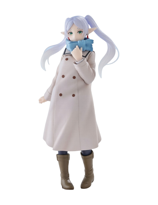Statua da collezione di Frieren della linea Trio-Try-It di FuRyu per Frieren: Beyond The Journey's End su sfondo nero. L'illustrazione ritrae la maga elfa in abiti invernali mentre indossa un lungo cappotto doppiopetto beige, una sciarpa azzurra stretta al collo che sfiora con una mano, stivali marroni e lunghi capelli d'argento acconciati in due codini morbidi.