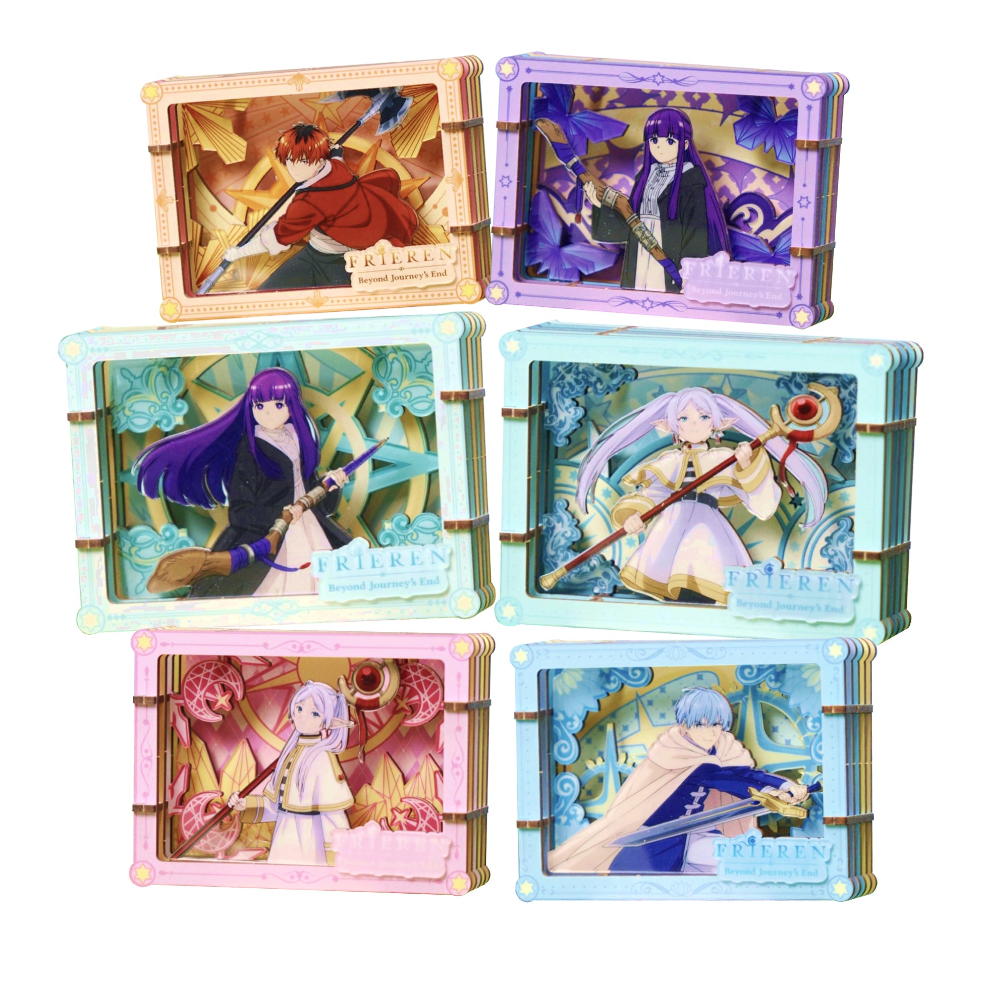 Sei mini diorami tridimensionali in legno da collezione ispirati alla serie Frieren, ciascuno inserito in una cornice colorata e decorata che ritrae un personaggio dell'anime.