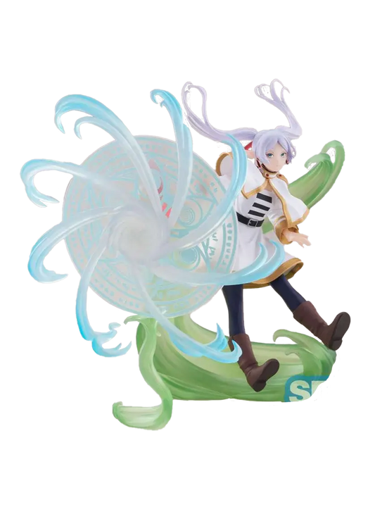Statua da collezione di Frieren. L'elfa dai lunghi capelli bianchi è sospesa in aria e genera un grande scudo magico azzurro traslucido, con correnti di energia verde alla base.