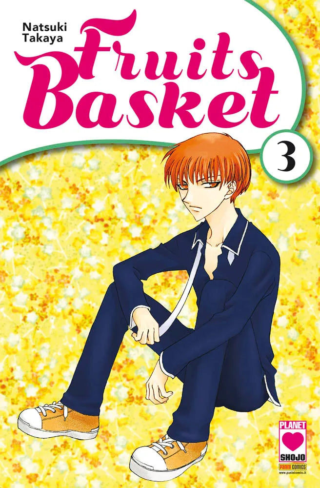 Copertina del terzo volume in italiano del manga 'Fruits Basket' di Natsuki Takaya, edito da Panini Planet Manga. L'illustrazione su uno sfondo a motivi floreali sui toni del giallo e del bianco ritrae in primo piano Kyo Soma seduto a terra con sguardo Intenso, i suoi caratteristici capelli arancioni, completo blu scuro e scarpe da ginnastica bianche e arancioni, sormontato dal titolo FRUITS BASKET in grandi lettere rosa fucsia, dal numero 3 in un cerchio verde in alto a destra e dal logo Planet Shojo Panin