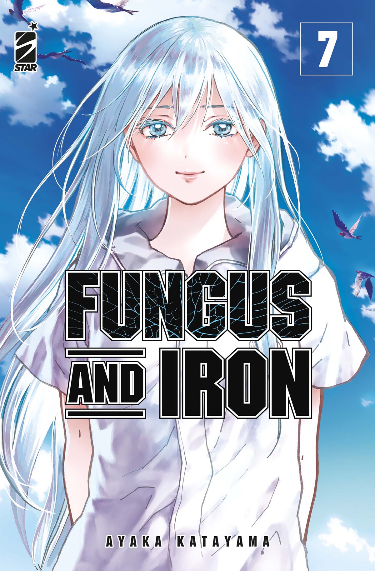 Copertina del manga "Fungus And Iron Vol. 7" edito da Star Comics. Una ragazza con lunghi capelli azzurro chiaro e occhi della stessa tonalità guarda dolcemente l'osservatore su uno sfondo di cielo azzurro con uccelli in volo.