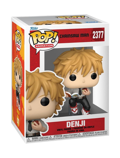 Confezione del Funko Pop! Animation numero 2377 di Denji (Reading) dal manga e anime 'Chainsaw Man'. La figura in vinile mostra Denji con i suoi biondi capelli scompigliati, vestito con la divisa della Pubblica Sicurezza (camicia bianca, cravatta e pantaloni scuri con scarpe sportive rosse e bianche), seduto su uno sgabello mentre tiene un fumetto aperto in una mano e una mela rossa morsicata nell'altra. In alto a destra sulla scatola spicca il numero 2377 e in basso il nome DENJI.