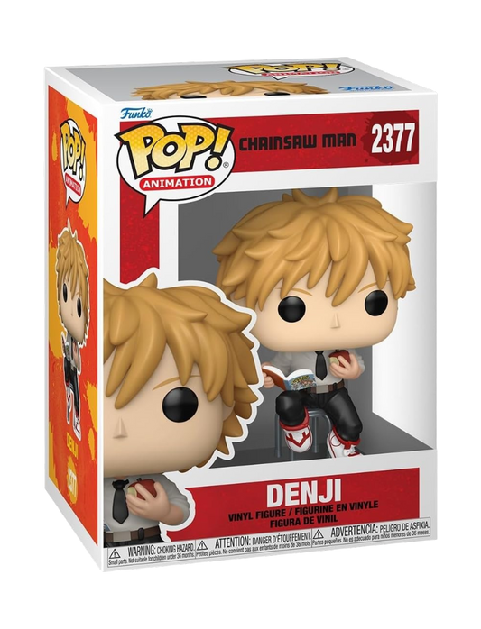 Confezione del Funko Pop! Animation numero 2377 di Denji (Reading) dal manga e anime 'Chainsaw Man'. La figura in vinile mostra Denji con i suoi biondi capelli scompigliati, vestito con la divisa della Pubblica Sicurezza (camicia bianca, cravatta e pantaloni scuri con scarpe sportive rosse e bianche), seduto su uno sgabello mentre tiene un fumetto aperto in una mano e una mela rossa morsicata nell'altra. In alto a destra sulla scatola spicca il numero 2377 e in basso il nome DENJI.