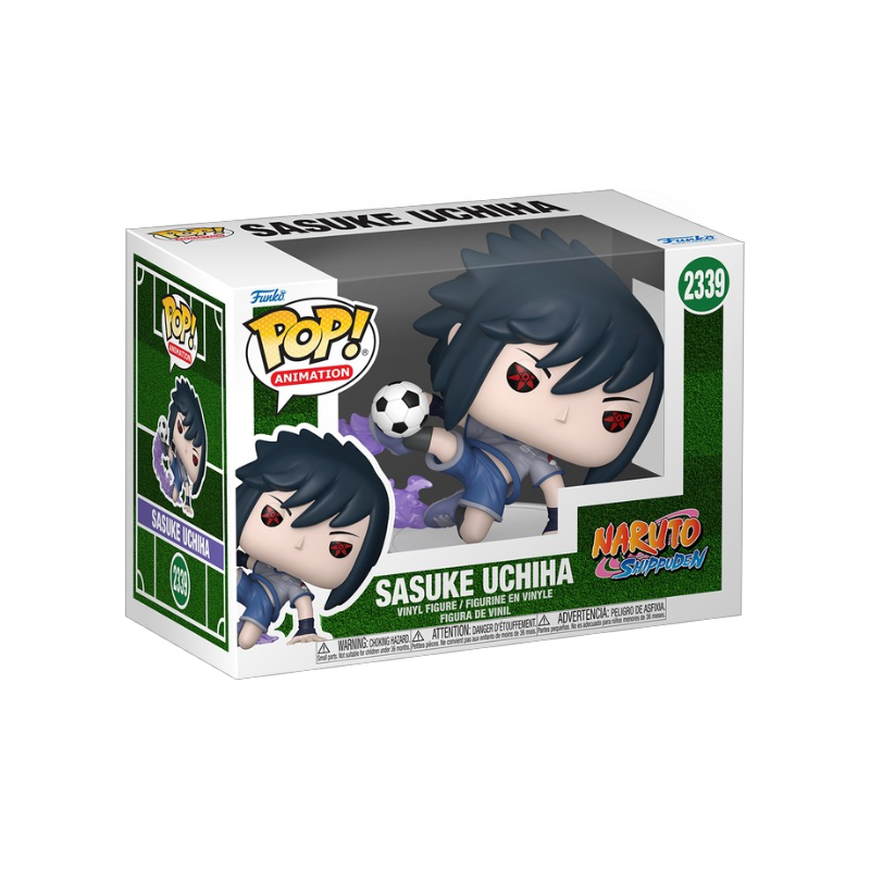Scatola del Funko POP! numero 2339 di Sasuke Uchiha in versione calciatore, intento a colpire un pallone da calcio a mezz'aria con lo Sharingan attivo su sfondo verde campo.