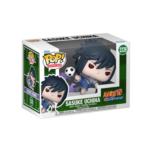 Scatola del Funko POP! numero 2339 di Sasuke Uchiha in versione calciatore, intento a colpire un pallone da calcio a mezz'aria con lo Sharingan attivo su sfondo verde campo.