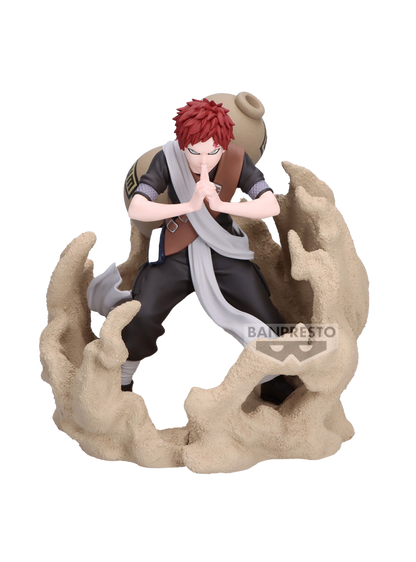 Figure da collezione di Gaara della serie anime Naruto, linea Combination Battle prodotta da Banpresto. Gaara è raffigurato frontalmente in posizione di attacco, con i capelli rossi, il simbolo sulla fronte e le mani congiunte in un sigillo magico. È avvolto da una base scultorea che riproduce realisticamente un turbine di sabbia che si innalza da terra.