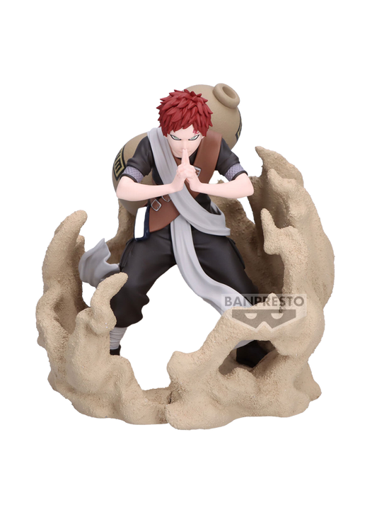 Figure da collezione di Gaara della serie anime Naruto, linea Combination Battle prodotta da Banpresto. Gaara è raffigurato frontalmente in posizione di attacco, con i capelli rossi, il simbolo sulla fronte e le mani congiunte in un sigillo magico. È avvolto da una base scultorea che riproduce realisticamente un turbine di sabbia che si innalza da terra.