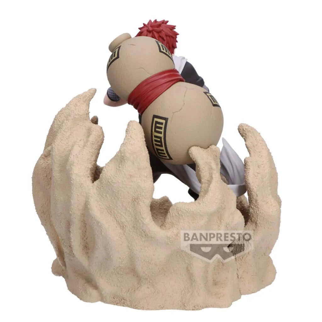 Vista posteriore della figure Combination Battle di Gaara. L'immagine mette in forte risalto la grande giara color sabbia che il personaggio porta sulla schiena, attraversata da una vistosa fascia rossa e decorata con i classici sigilli neri. Alla base, le increspature del vortice di sabbia fungono da solido e dinamico supporto per l'intera scultura.