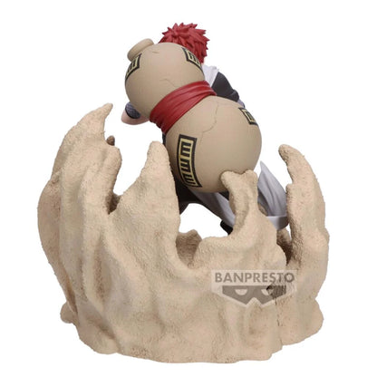 Vista posteriore della figure Combination Battle di Gaara. L'immagine mette in forte risalto la grande giara color sabbia che il personaggio porta sulla schiena, attraversata da una vistosa fascia rossa e decorata con i classici sigilli neri. Alla base, le increspature del vortice di sabbia fungono da solido e dinamico supporto per l'intera scultura.