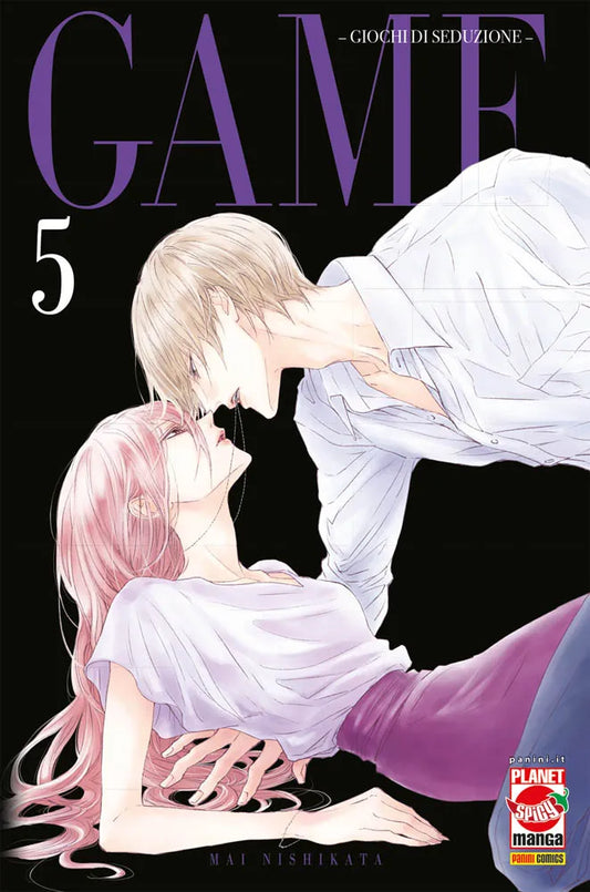 Copertina del manga Game - Giochi di Seduzione volume 5. Su uno sfondo completamente nero, un affascinante ragazzo biondo in camicia bianca si china in modo seducente su una ragazza dai lunghi capelli rosa, sdraiata di schiena con una maglietta bianca e una gonna viola. Il ragazzo morde delicatamente la sottile catenina d'argento indossata dalla giovane, i cui visi sono a pochi centimetri di distanza. Il titolo "GAME" campeggia in alto a grandi lettere viola, accompagnato dal numero 5 bianco. In basso a des