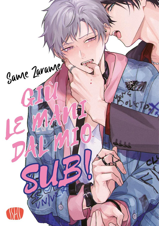 Copertina del manga Giù Le Mani Dal Mio Sub!. L'illustrazione sensuale ritrae due giovani uomini in un momento di intimità: un ragazzo dai capelli color lavanda e occhi rosati con un collarino nero in primo piano, mentre un ragazzo dai capelli scuri dietro di lui gli morde l'orecchio con trasporto. Il ragazzo in primo piano indossa una giacca di jeans decorata con scritte.