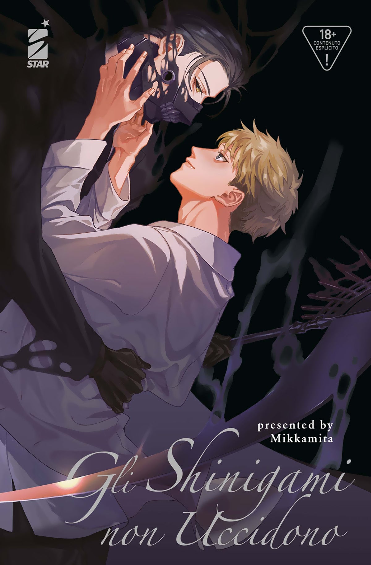 Copertina del volume unico del manga Boys' Love 'Gli Shinigami Non Uccidono' di Mikkamita, edito da Star Comics. L'illustrazione ritrae il giovane Eiji dai capelli biondi e camicia bianca mentre solleva con delicatezza la maschera sul volto dello Shinigami, una figura oscura avvolta da ombre e con una falce, mentre i due si guardano intensamente negli occhi. In alto a destra è presente il bollino '18+ contenuto esplicito' e in basso il titolo 'Gli Shinigami non Uccidono' in corsivo bianco.