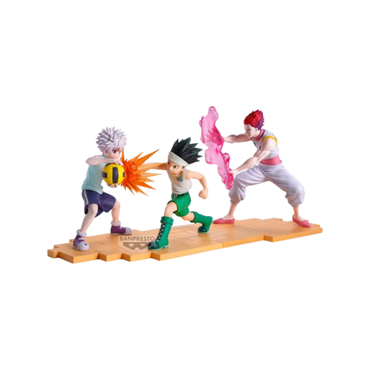 Set completo di figure da collezione in PVC di Gon (14 cm), Killua (15 cm) e Hisoka (18 cm) dall'anime 'Hunter x Hunter' durante l'arco di Greed Island, prodotte da Banpresto. La scultura forma un unico diorama su base mattonata arancione: Killua tiene saldamente la palla da dodgeball gialla e nera mentre Gon sferra un pugno carico d'energia con effetti d'impatto arancioni, affiancati da Hisoka che manipola la sua abilità Bungee Gum rosa traslucida.