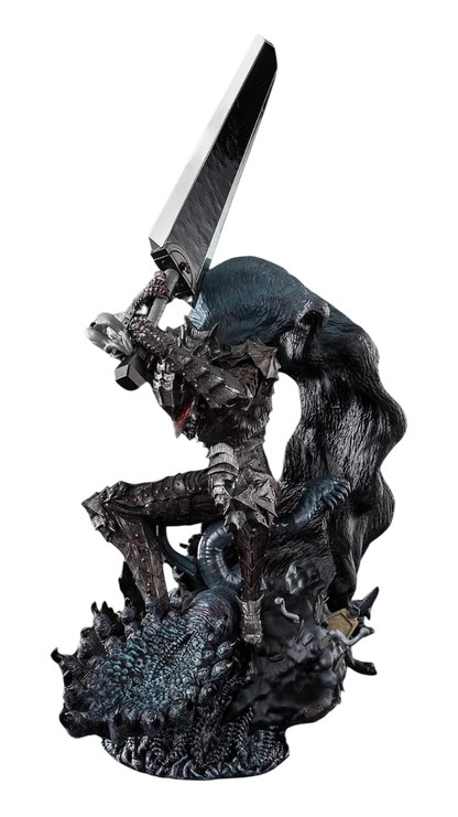 Statua da collezione di Guts (Gatsu) in Armatura del Berserk della linea Figuarts ZERO Metallic Touch prodotta da Bandai Tamashii Nations su sfondo bianco. L'illustrazione ritrae Guts piegato sopra una base ricca di dettagli mostruosi mentre impugna a due mani la gigantesca spada Ammazzadraghi in posa d'attacco, avvolto da un lungo mantello nero dinamico con l'elmo illuminato da un occhio rosso.