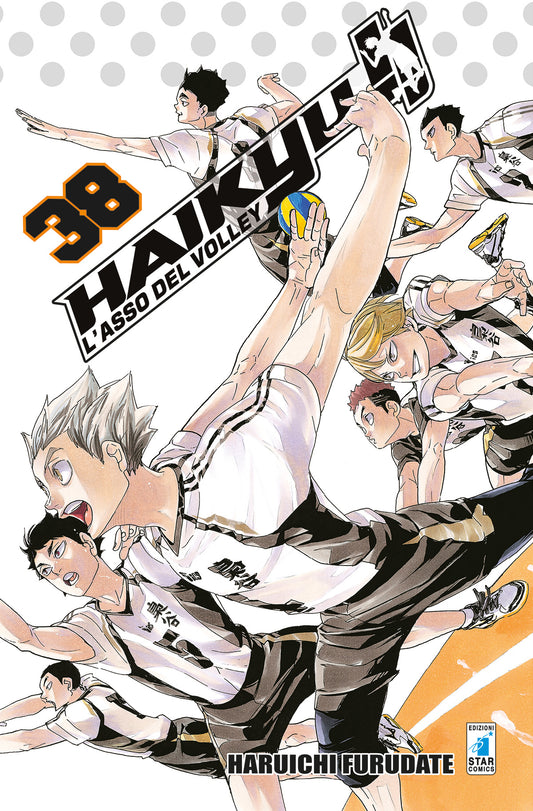 Copertina del manga Haikyu!! Vol. 38. Illustrazione dinamica e corale della squadra del Fukurodani in azione sul campo di pallavolo: in primo piano Bokuto si lancia in una potente schiacciata, circondato da Akaashi e dagli altri compagni di squadra in divisa bianca, nera e oro.