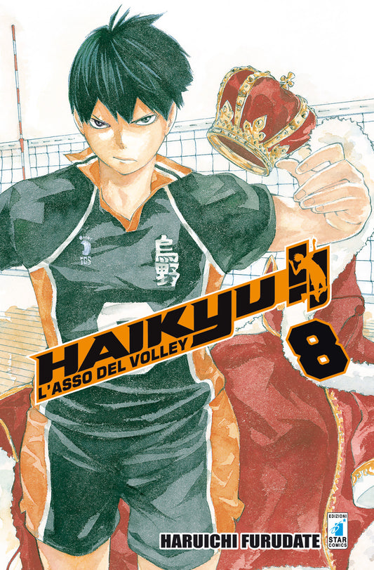 Copertina del manga Haikyu!! L'asso del volley volume 8. Tobio Kageyama con un'espressione fiera indossa la divisa del Karasuno e un sontuoso mantello rosso, tenendo in mano una corona dorata. Sullo sfondo si intravede la rete da pallavolo.