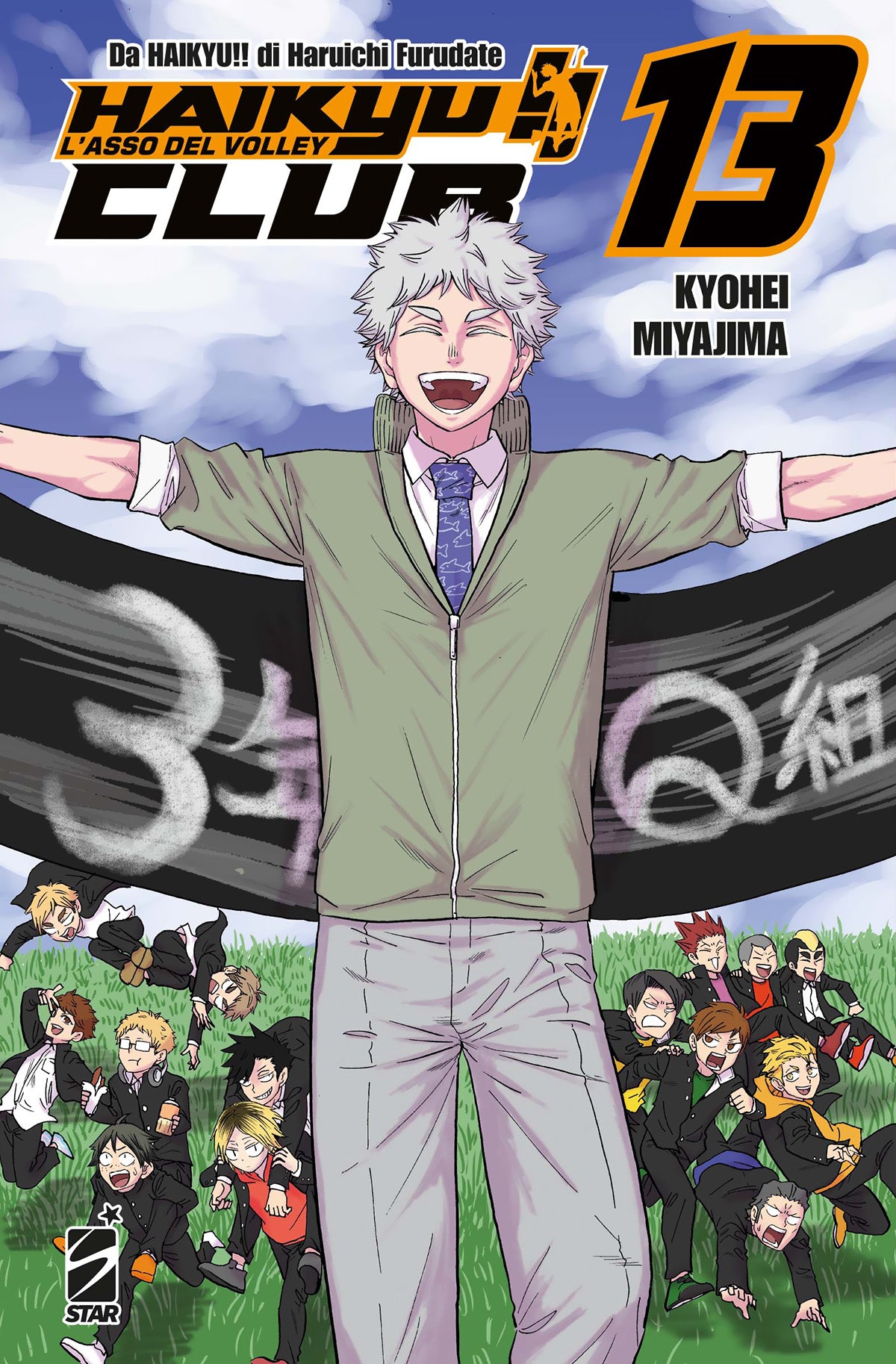 Copertina del manga Haikyu!! Club Vol. 13 edito da Star Comics. In primo piano, il personaggio Sugawara è ritratto in versione professore con occhiali, camicia verde e cravatta blu decorata con piccoli pesci, mentre sorride felicemente a braccia spalancate. Dietro di lui, una folla di piccoli personaggi in stile "chibi" che rappresentano i giocatori delle varie squadre (Karasuno, Nekoma, Inarizaki) corre in un prato verde sotto un cielo azzurro. In alto a destra risalta il numero 13 in nero e arancione.