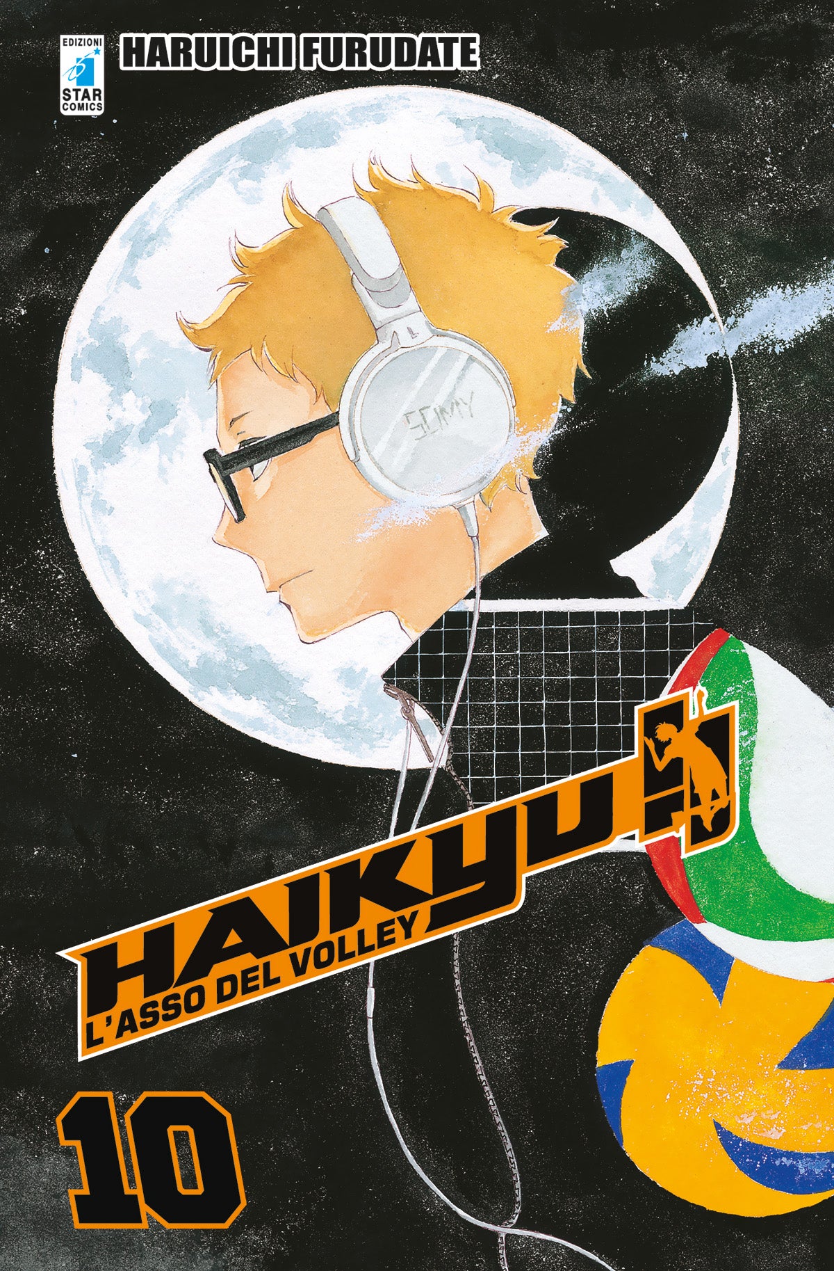Copertina del manga Haikyu!! Vol. 10 edito da Star Comics. In primo piano, il biondo centrale Kei Tsukishima è ritratto di profilo mentre indossa le sue iconiche cuffie bianche e occhiali sportivi. Alle sue spalle si staglia una grande luna piena e la silhouette di una figura misteriosa. Il design dai toni scuri sottolinea il focus narrativo su Tsukishima in questo volume.