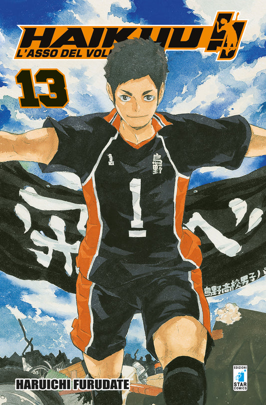 Copertina del manga Haikyu!! Vol. 13 edito da Star Comics. In primo piano troneggia Daichi Sawamura, il capitano del Karasuno, che corre con le braccia spalancate verso l'osservatore in segno di trionfo e determinazione. Alle sue spalle sventola una grande bandiera nera del club con scritte bianche in giapponese. Sullo sfondo un cielo azzurro con nuvole bianche e un cumulo di macerie che richiama il tema della rinascita. Il numero 13 risalta in arancione sulla sinistra.