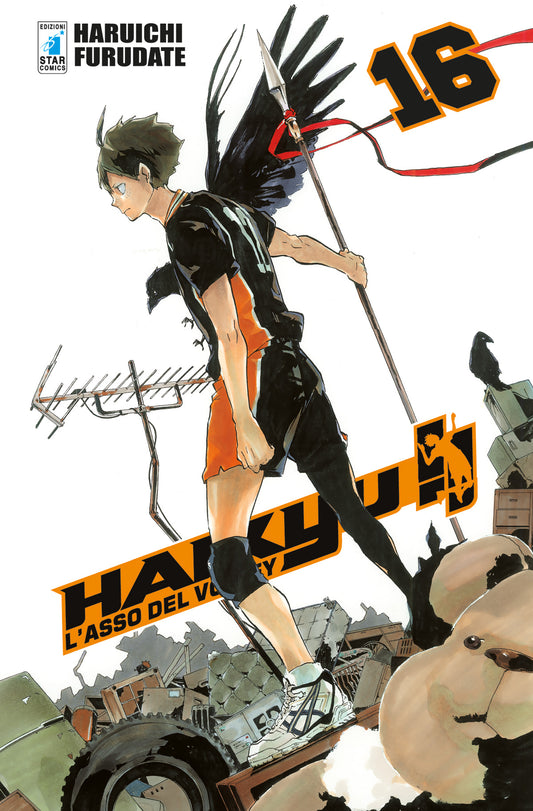 Copertina del manga Haikyu!! Vol. 16 edito da Star Comics. In una suggestiva inquadratura laterale, Tadashi Yamaguchi del Karasuno è ritratto mentre cammina sopra un cumulo di macerie. Indossa un'ala nera sulla schiena e sorregge una lunga lancia decorata con un nastro rosso. L'immagine simboleggia la sua determinazione e il suo spirito di battaglia. In alto a destra risalta il numero 16.